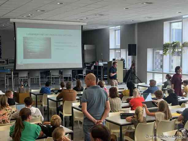 Nieuwe leerlingen Emmaüs halen laptop al op