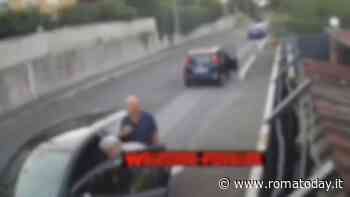 VIDEO | Lo scippo in diretta e in pieno giorno ripreso dalle telecamere