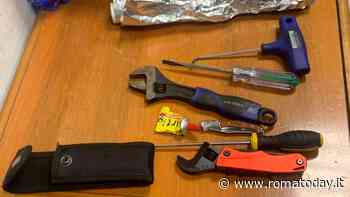 Sorprende la banda dei ladri senza calzini dallo spioncino sul suo appartamento e li fa arrestare