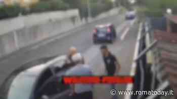 VIDEO | Lo scippo in diretta ripreso dalle telecamere. Ladro preso nel campo rom, in tanti provano a bloccare l'arresto