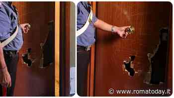 Schiaffi e sputi dal figlio che le distrugge la porta di casa a martellate