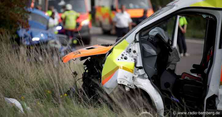 Krankenwagen in Gegenverkehr: Drei Tote in Mittelfranken