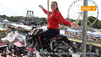 Sie fahren waghalsige Manöver über den Köpfen der Plärrer-Besucher