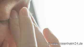 Schimmelprobleme in der Wohnung? Brennende, gerötete Augen und Lidschwellung sollten Sie ernst nehmen