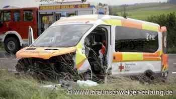 Rettungswagen stößt frontal mit Auto zusammen – drei Tote