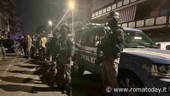 Ostia si sveglia con il rumore di elicotteri e delle sirene: blitz tra i palazzi dello spaccio