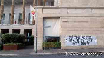 Biglietti troppo cari: lo striscione dei tifosi sotto la sede della Roma