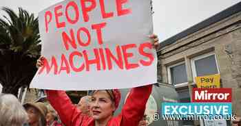 500,000 speak out about ticket office cull as campaigners take fight to PM's doorstep