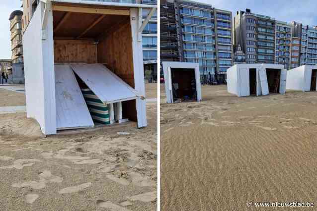 Vandalen vernielen elf strandcabines en gooien ligbedden in zee vlak voor laatste verhuurdag: “Zeker 10.000 euro schade”
