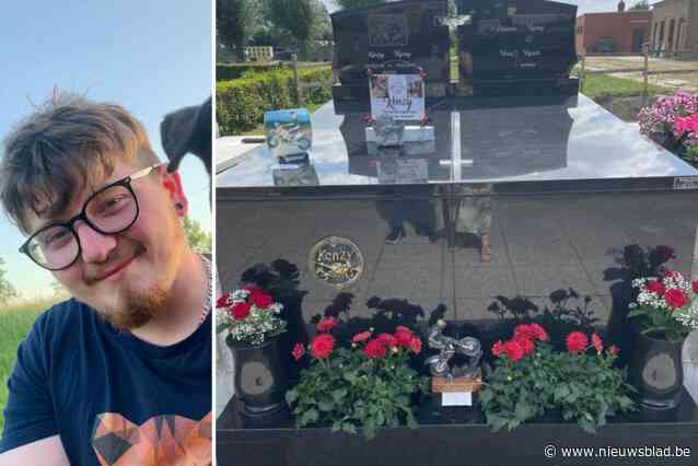 Wesly onthutst nadat miniatuurmotor aan graf van zijn broer (23) gestolen wordt: “Dit doet ons ontzettend veel verdriet”