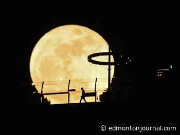 Edmonton weather: Super blue moon makes a rare appearance