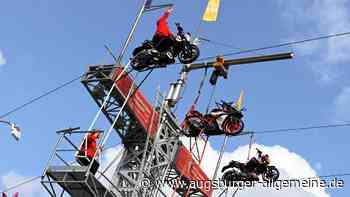 Stunts in der Luft: Die Motorrad-Hochseilshow auf dem Plärrer live