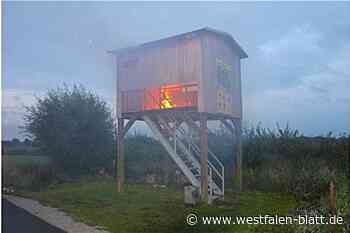 Versmold: Aussichtsplattform im Bruch brennt