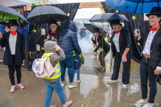 Tovenaars verwelkomen leerlingen Mandelbloesem, maar regen wegtoveren lukt nog niet