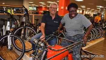 Passy Nabulya aus Uganda schwingt sich auf die Honda-Steher-Maschine