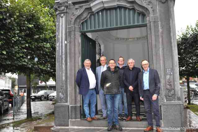 Door verkeer en ouderdom aangetaste kapel opnieuw open voor gelovigen na restauratie: “Voorgevel helde gevaarlijk naar voren”