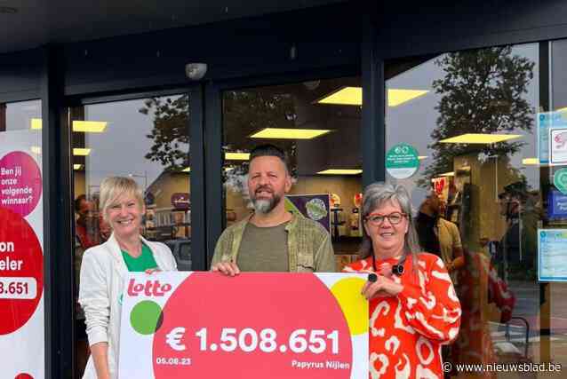 Vriendengroep wint Lottopot van 1,5 miljoen euro bij dagbladhandel Papyrus: “Hij dacht eerst dat hij zich vergist had”