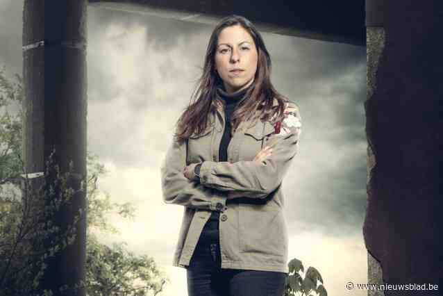 Chloé (26) legde tijdens ‘Klopjacht’ in het geniep mondeling examen af: “Beangstigend hoe ver de speurders gaan”