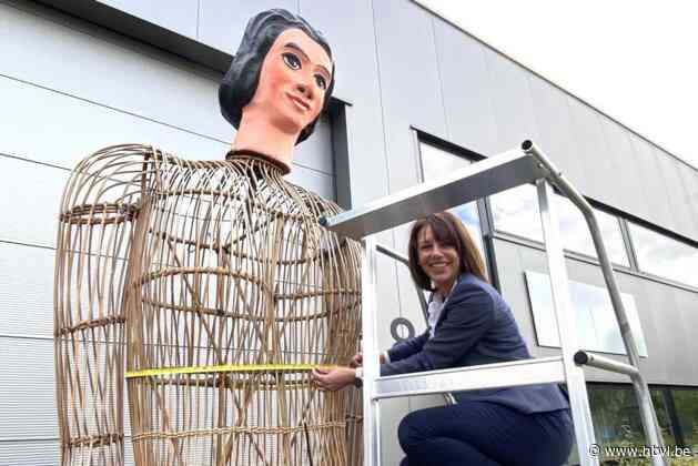 Lanakense reuzin Teursel krijgt beha op maat, geproduceerd door Vandevelde: “Wie de maat raadt, wint een lingeriesetje”