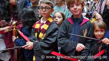 Tausende schicken Harry Potter auf Gleis 9 3/4 zur Schule