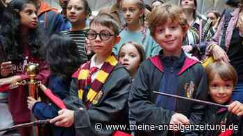 Tausende schicken Harry Potter auf Gleis 9 3/4 zur Schule