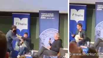 Tagesschau-Moderator bei Lesung attackiert: Zuschauer klatscht Constantin Schreiber eine Torte ins Gesicht