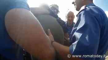 Seduto sulla balaustra del ponte minaccia di gettarsi nel fiume