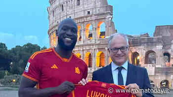 La foto di Gualtieri con Lukaku e il commento di Lotito: "Chi paga per le auto danneggiate e per quanto successo?"