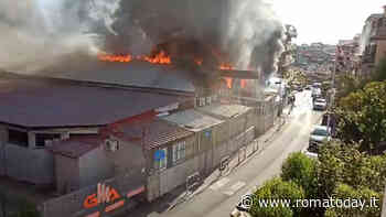Incendio a Roma: in fiamme un capannone. Alta nuvola di fumo sul quadrante ovest 