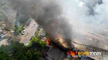 Incendio a Roma: in fiamme un capannone. Alta colonna di fumo sul quadrante ovest 