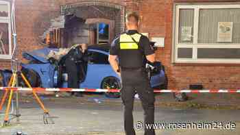 Auto prallt in Hauswand: Ein Toter