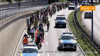Mit dem Rad auf der B17: Klimaaktivisten legen Verkehr in Augsburg lahm