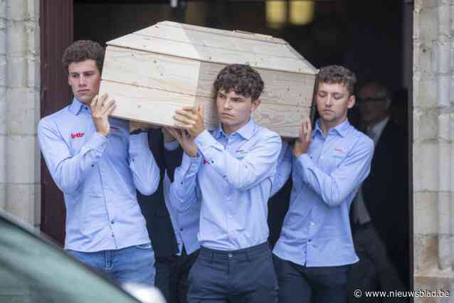 “Trakteer ons nog eens op je glimlach”: wielermaten Lotto Dstny dragen kist Tijl De Decker, kerk veel te klein voor uitvaart