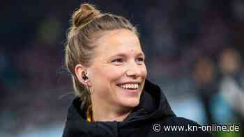 Tabea Kemme trägt Trikot von Jenni Hermoso während TV-Übertragung