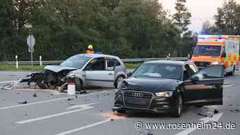 Beim Abbiegen übersehen: Kreuzungs-Crash fordert drei Verletzte