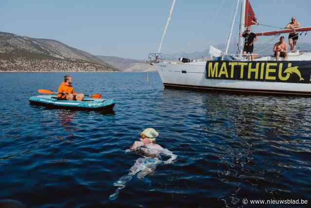 Matthieu Bonne (29) zwemt 131 kilometer en pakt wereldrecord langste afstand non-stop zwemmen