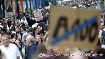 "A100 wegbassen" - Großdemo gegen Autobahnausbau in Berlin