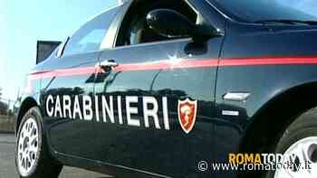 Ladro scoperto in casa dal proprietario, tenta la fuga e si rompe una gamba