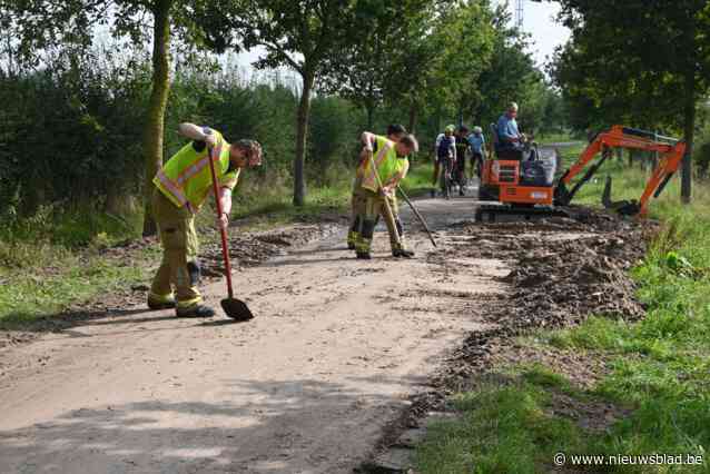 Brandweer maakt parkoers Mandel Classic vrij van dikke laag modder