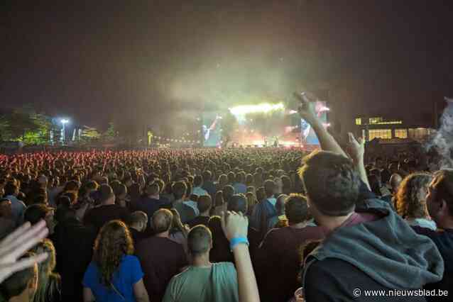 ’t Hof van Commerce zet bomvol Mandelaplein in vuur en vlam: 8.500 toeschouwers gingen uit de bol tijdens jubileumconcert hiphopband