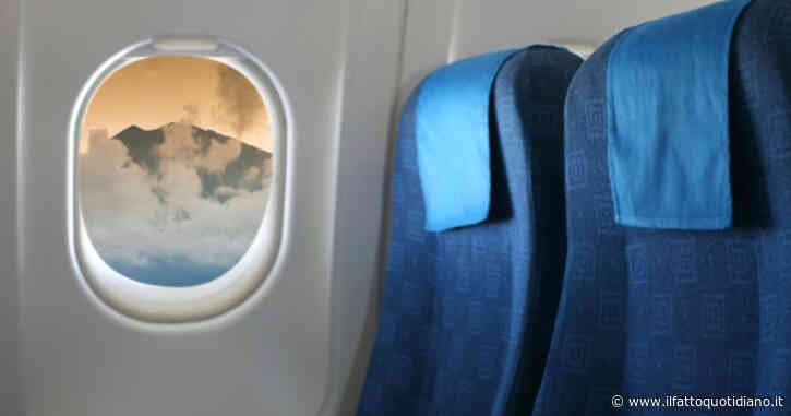 “Ho rifiutato di scambiare posto in aereo con un uomo che voleva sedere accanto alla moglie, lui ha iniziato a discutere…”: il post virale su Reddit