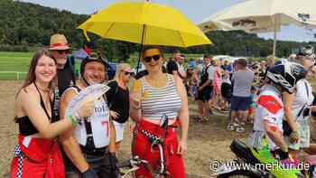 Das große Knattern: Tausende feiern 1. Oberndorfer Mopedrennen
