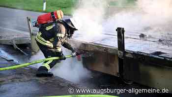 Lastwagen-Anhänger fängt während der Fahrt auf der B28 Feuer