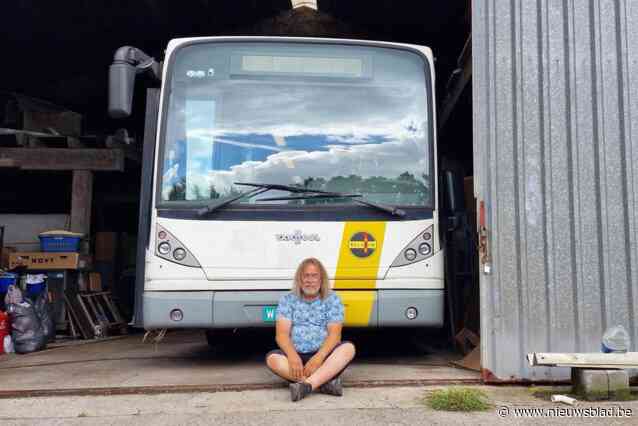 Omgebouwde lijnbus terug thuis uit rampgebied na miljoen maaltijden en 9.000 kilometer:“Hopelijk blijft hij nu nog lang in onze loods staan”