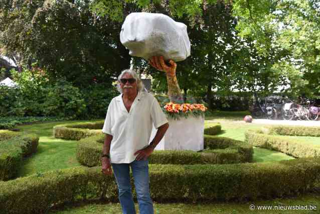 Kunstenaar plaatst Sterk Werk aan bistro: “Mensen kunnen zware stenen verleggen”