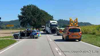 Auto kollidiert mit Lkw – eine Person wohl schwerst verletzt