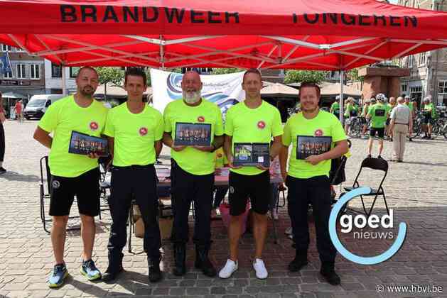Brandweermannen verkopen kalender op Handmade & Artfestival