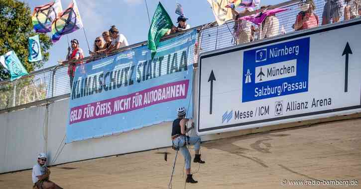 IAA-Gegner sorgen mit Abseilaktion für Stau in München