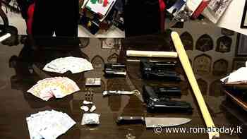 Pistola, coltelli e mazza da baseball: la coppia di pusher trovata in auto con un arsenale