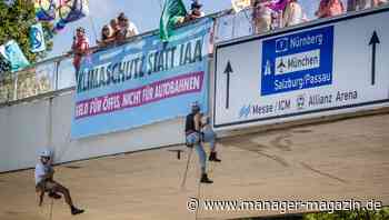 Internationale Automobil-Ausstellung: Klimaaktivisten verursachen Stau durch Abseilaktion